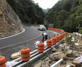 山東循化施工鄉村公路旋轉桶護欄